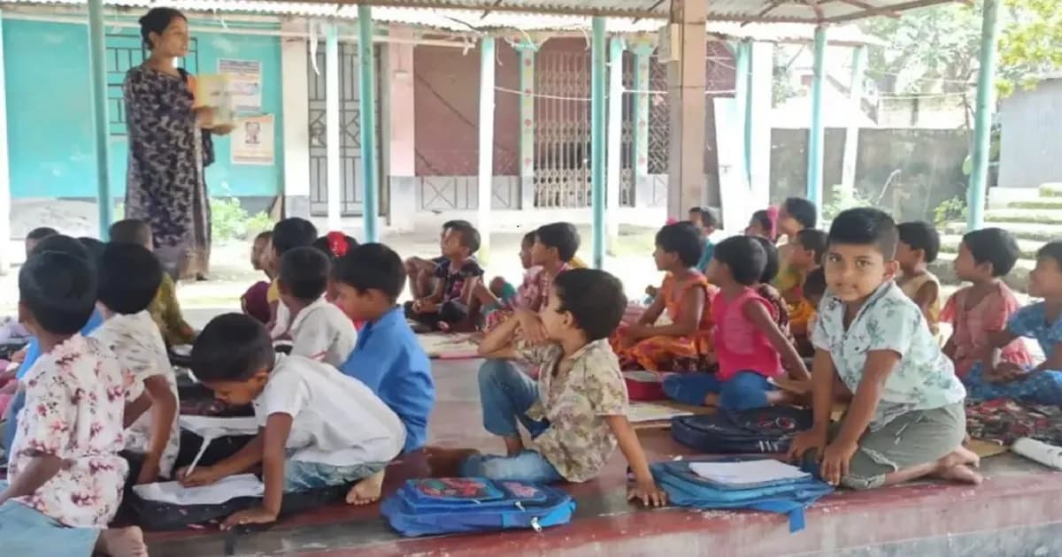 শ্রেণিকক্ষ সংকটে দুই বছর মন্দিরের বারান্দায় চলছে পাঠদান
