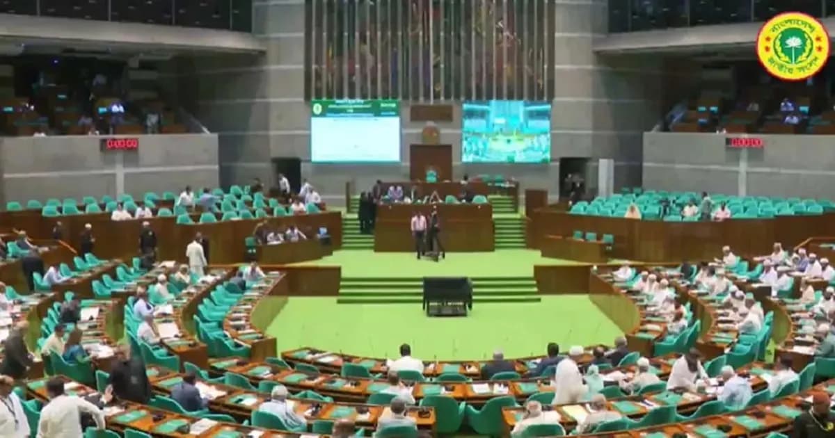 সংসদে তীব্র সংকটের অভিযোগ, পাম্প ঘুরেও তেল পাচ্ছেন না এমপিরা