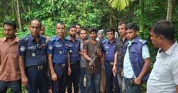 কাউখালীতে যৌথ অভিযানে শটগান উদ্ধার, যুবক আটক