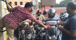 লাইসেন্স ও হেলমেট ছাড়া বিলবেনা জ্বালানি