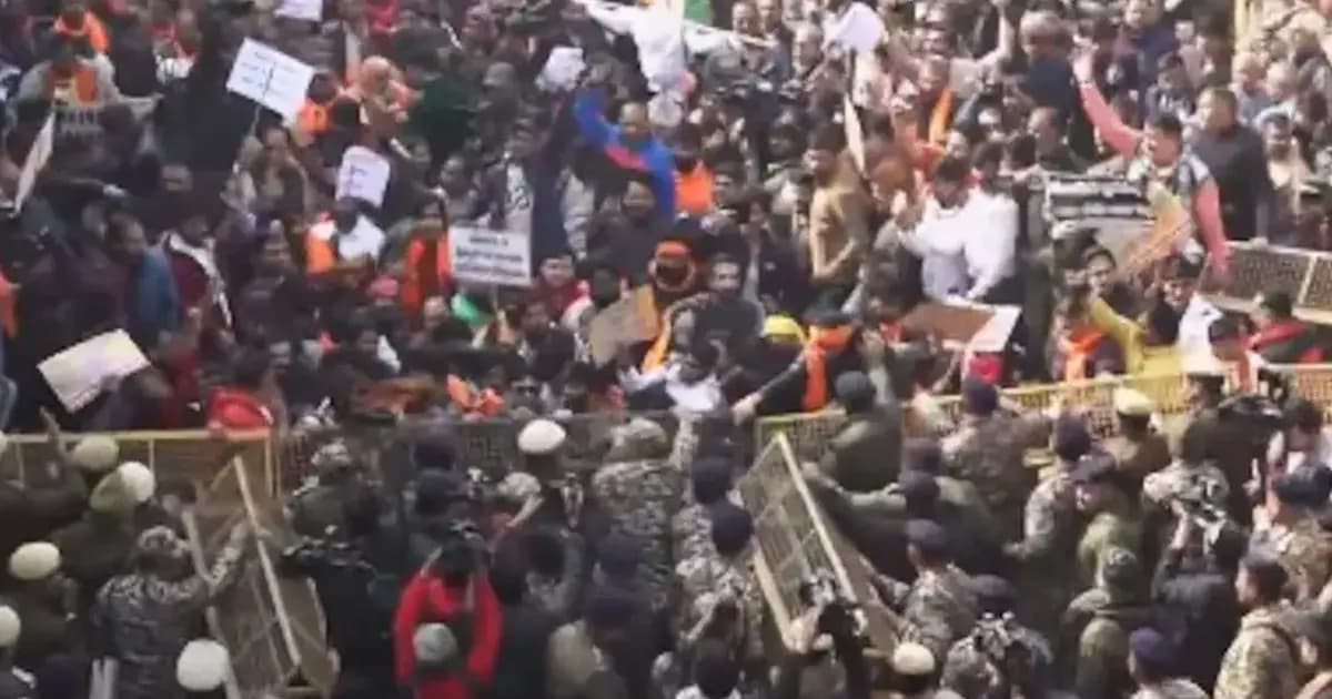 দিল্লিতে বাংলাদেশ হাইকমিশনের সামনে বিক্ষোভ, ব্যারিকেড ভাঙার চেষ্টা