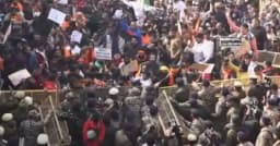 দিল্লিতে বাংলাদেশ হাইকমিশনের সামনে বিক্ষোভ, ব্যারিকেড ভাঙার চেষ্টা