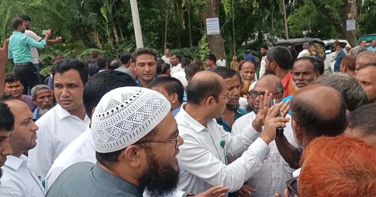 সারের দাবিতে লালমনিরহাটে মহাসড়ক অবরোধ, আধাঘণ্টায় প্রত্যাহার