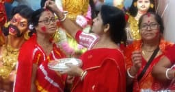 প্রতিমা বিসর্জনে শেষ উৎসব সিঁদুর খেলায় মেতে উঠেছেন নারীরা