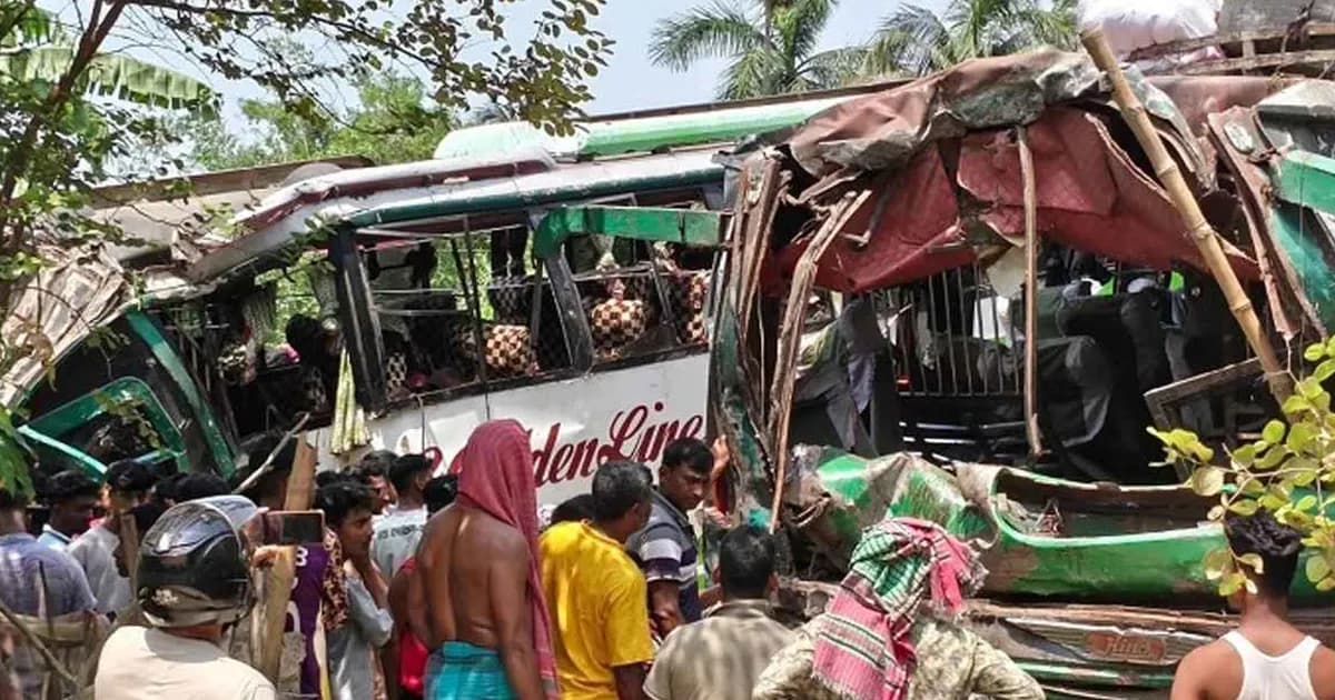 সেনাসদস্য বহনকারী বাসের সঙ্গে যাত্রীবাহী বাসের সংঘর্ষ, নিহত ১, আহত ৫৫