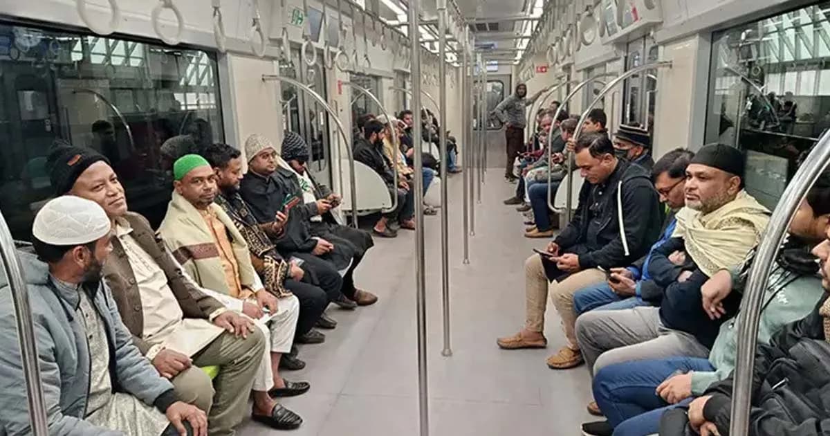 ঢাকায় নেমেই মেট্রোরেল বেছে নিচ্ছেন জানাজাগামী নেতাকর্মীরা