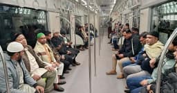 ঢাকায় নেমেই মেট্রোরেল বেছে নিচ্ছেন জানাজাগামী নেতাকর্মীরা