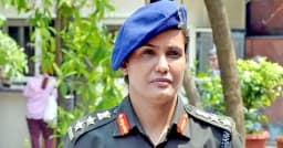 কর্নেল সোফিয়াকে রাষ্ট্রপতি পদক দিচ্ছে ভারত