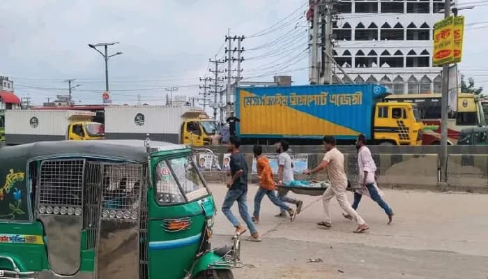 ছুটি না পেয়ে অসুস্থ নারী শ্রমিকের মৃত্যুতে ঢাকা-চট্টগ্রাম মহাসড়ক অবরোধ