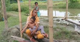 অভাবের তাড়নায় মাথার চুল বিক্রি করলেন দুই সন্তানের অসহায় মা