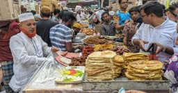 রোজার প্রথম দিনেই জমে উঠল চকবাজার, ইফতার কিনতে উপচে পড়া ভিড়