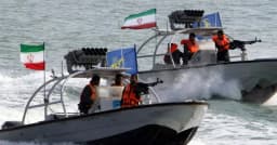 ইরানি নৌবাহিনীর গুলির পর স্থবির হরমুজ, জাহাজ চলাচল পুরোপুরি বন্ধ