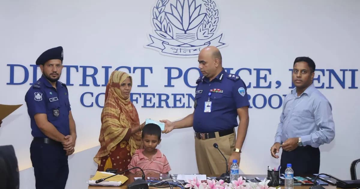 ফেনীতে হারানো ৫০টি মোবাইল ফোন উদ্ধার, মালিকদের কাছে হস্তান্তর