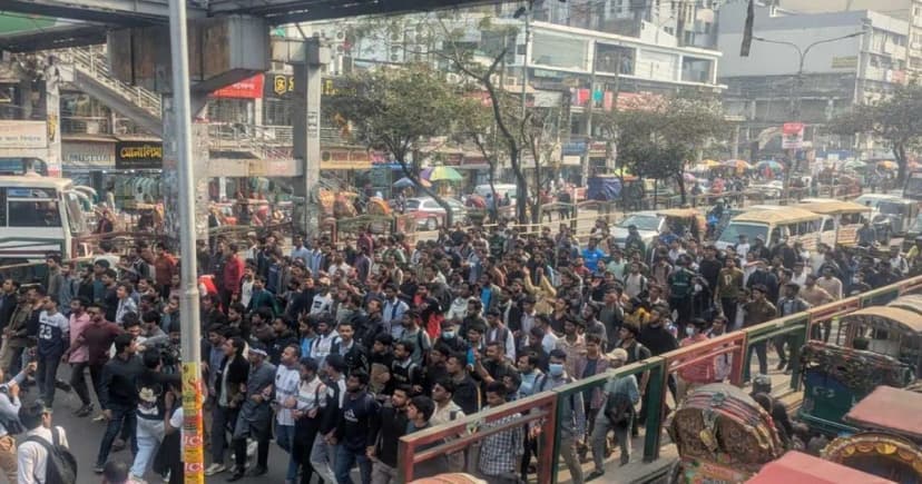 সায়েন্সল্যাব অবরোধ সাত কলেজ শিক্ষার্থীদের, বন্ধ যান চলাচল