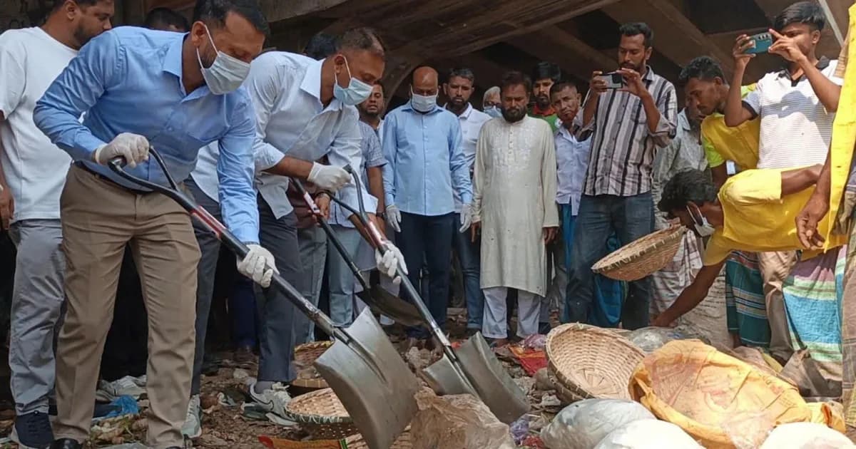 মাওনা উড়ালসেতুর নিচের ময়লার ভাগাড় পরিষ্কার করল বিডি ক্লিন