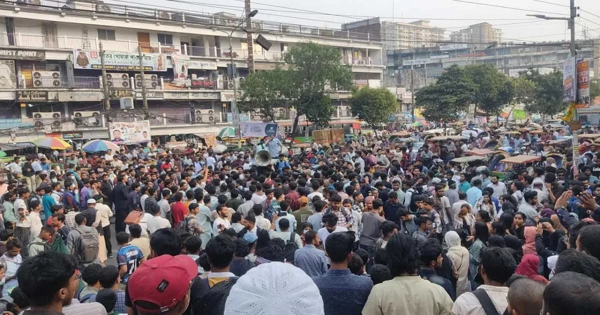 ঢাকা কলেজের সামনে সড়ক অবরোধ, নিউমার্কেটে তীব্র যানজট