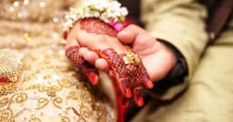 পালিয়ে বিয়ে করায় পুলিশের সামনে মেয়েকে হত্যা করল বাবা-মা