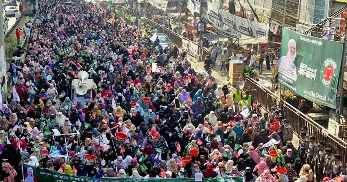 ঢাকা-১৫ আসনে জামায়াতের নারী কর্মীদের নির্বাচনি মিছিল