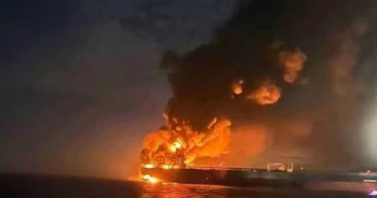 মধ্যপ্রাচ্যে উত্তেজনা তুঙ্গে, পাল্টা হামলায় জ্বলছে তেলের ট্যাংকার