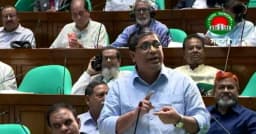 তারেক রহমানকে ‘ট্রফি’ দিয়ে নির্বাচনের তারিখ নিয়েছেন ড. ইউনূস