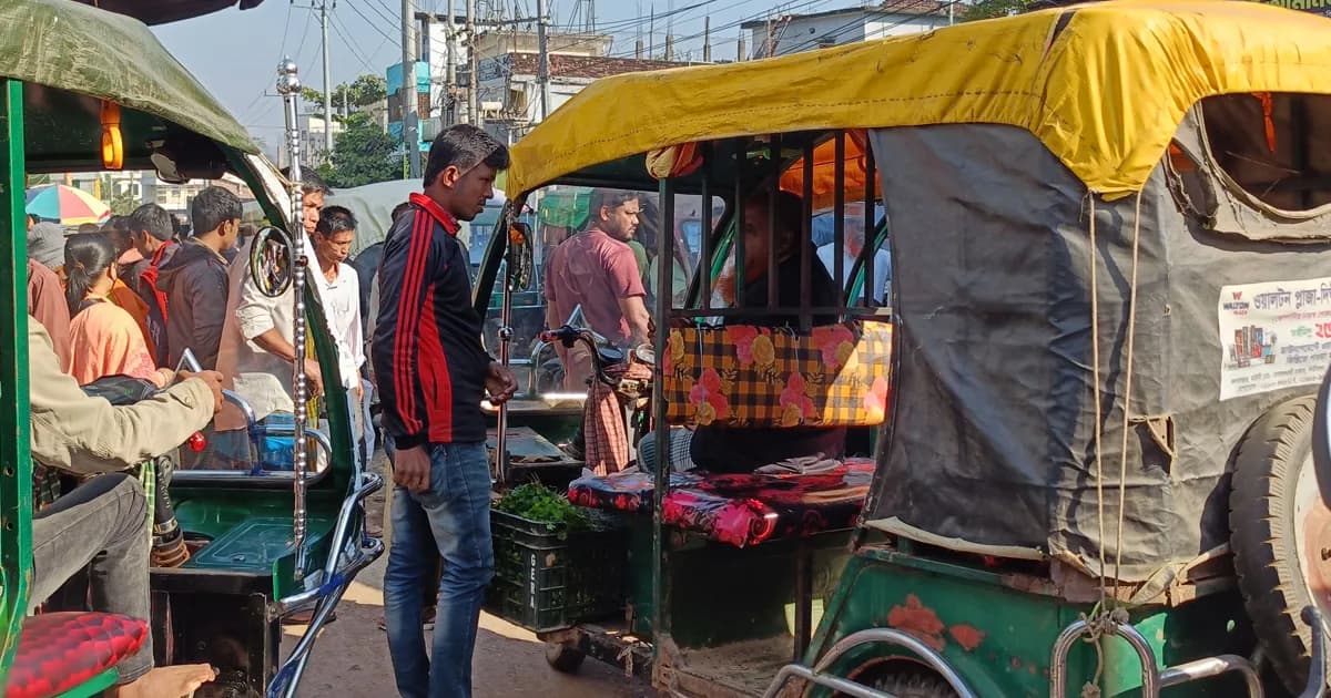 দীঘিনালায় নির্দিষ্ট স্টেশন না থাকায় বোয়ালখালী বাজারে তীব্র যানজট