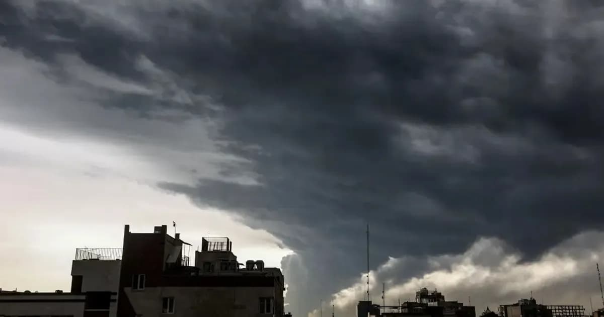 ইরানের আকাশে ঘন কালো মেঘ, ঝরছে অদ্ভুত ‘কালো বৃষ্টি’