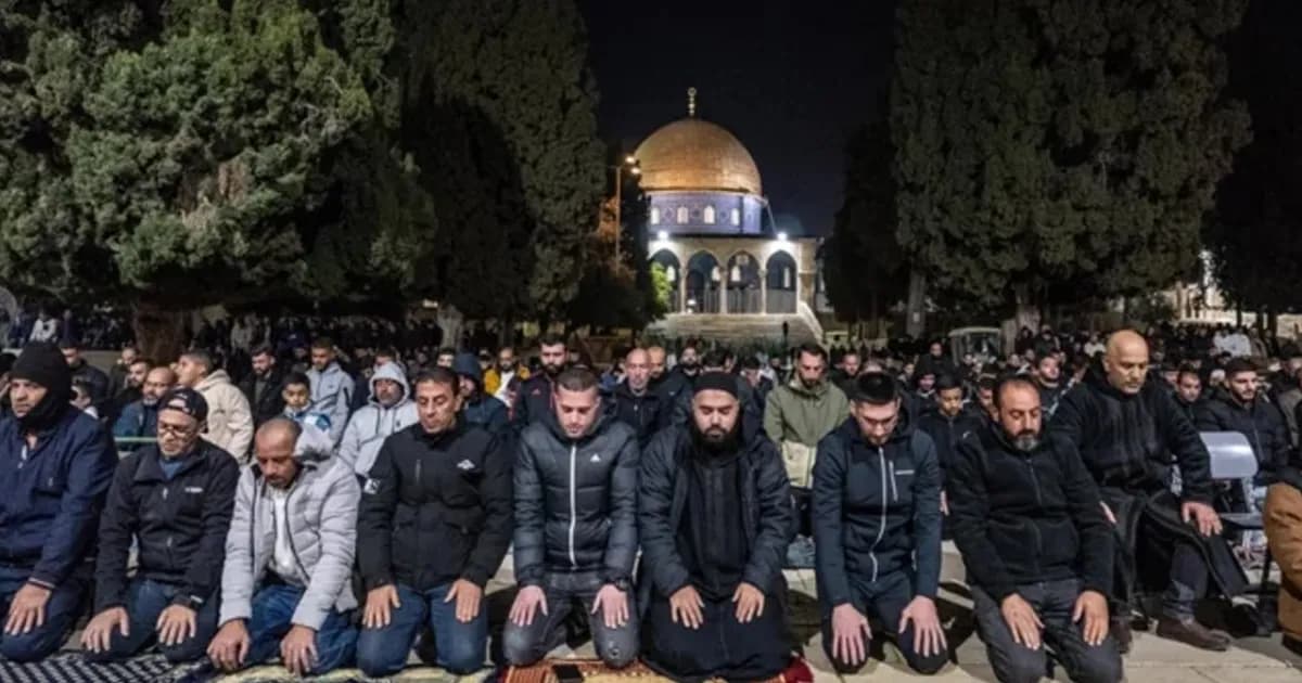 কড়াকড়ির মধ্যেই আল-আকসায় প্রথম তারাবিহ সম্পন্ন