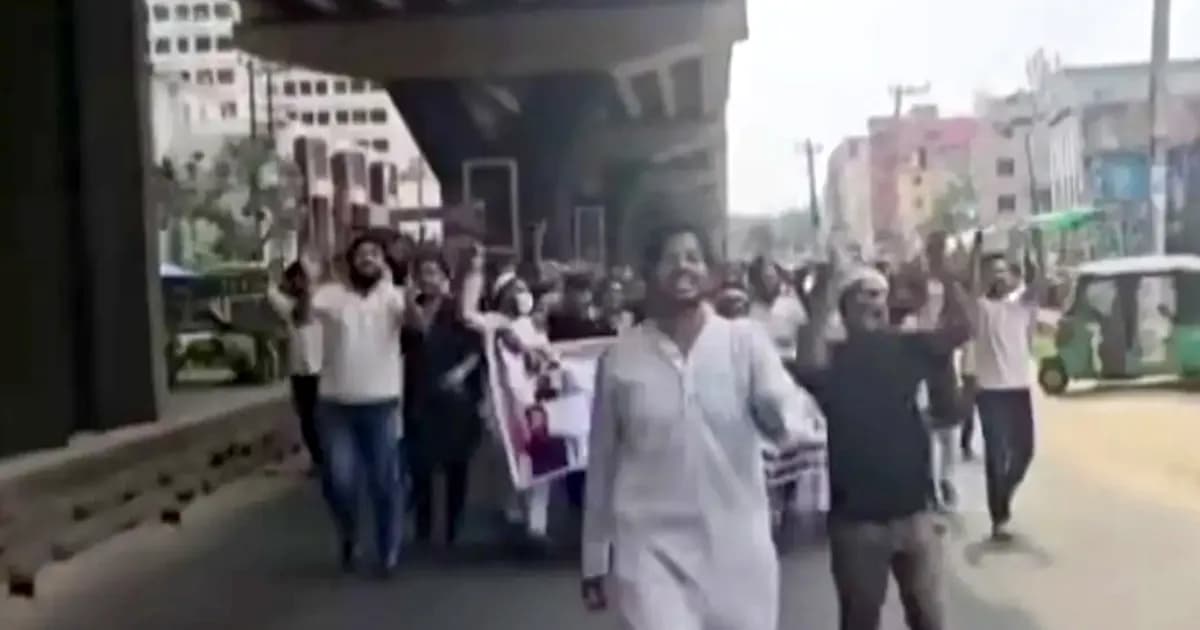 কাফনের কাপড় মাথায় বেঁধে নিষিদ্ধ চট্টগ্রামে যুবলীগের মিছিল