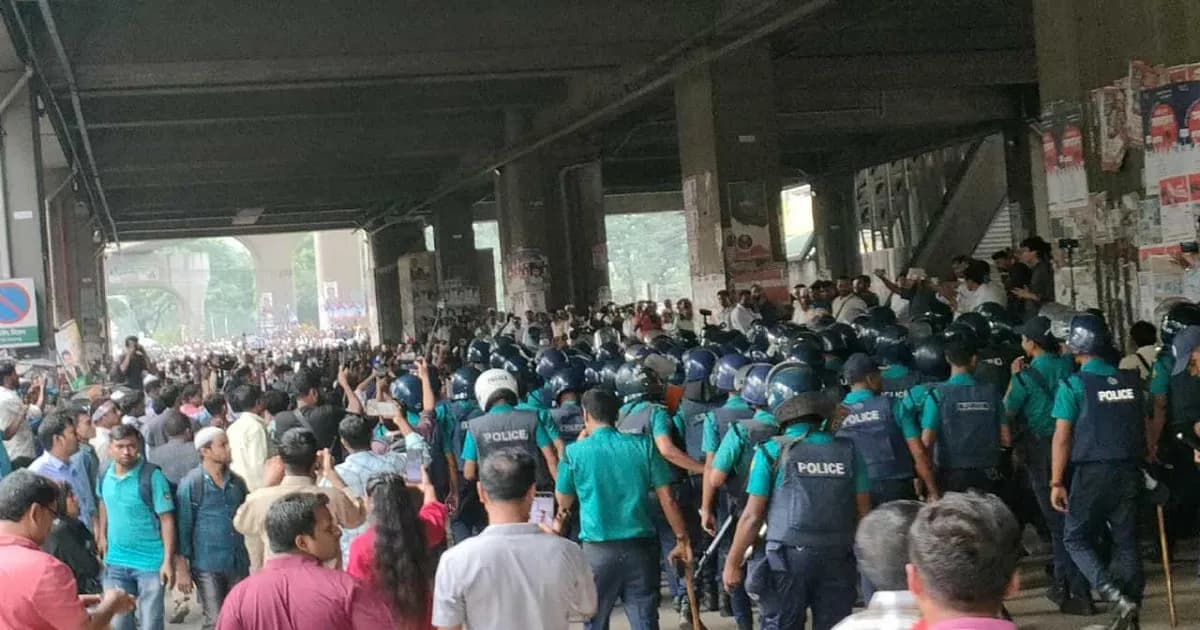 প্রেস ক্লাবে সাউন্ড গ্রেনেড নিক্ষেপ, শহীদ মিনারে অবস্থান নিলেন শিক্ষকরা