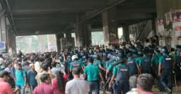 প্রেস ক্লাবে সাউন্ড গ্রেনেড নিক্ষেপ, শহীদ মিনারে অবস্থান নিলেন শিক্ষকরা