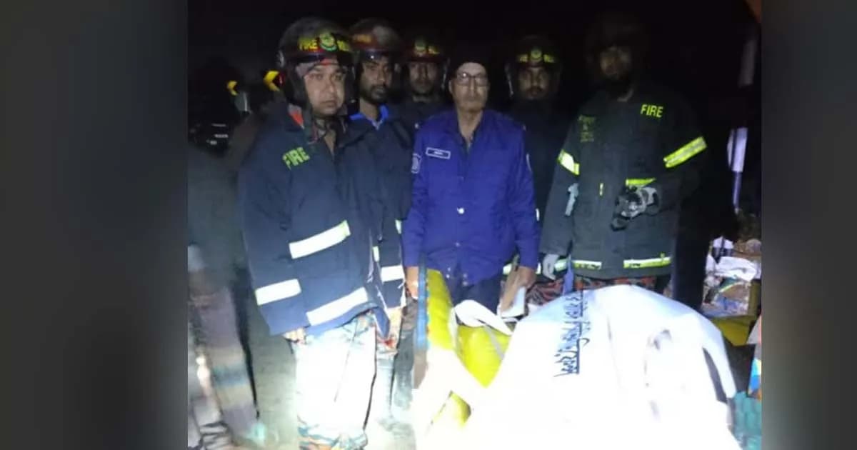 নওগাঁয় ডাম্প ট্রাকের চাপায় ৫ জনের মৃত্যু