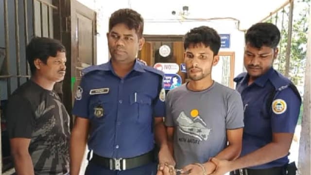 হাসপাতাল থেকে পালিয়ে এসে প্রতিপক্ষকে কুপিয়ে আবার হাসপাতালে