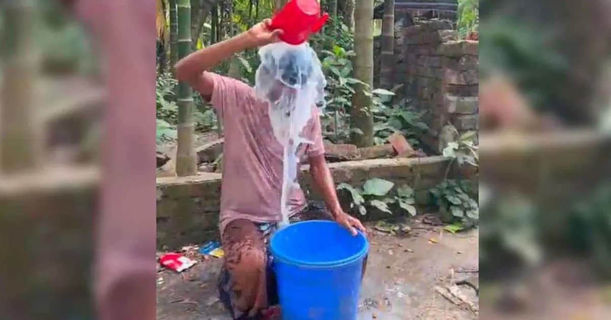 অনলাইন জুয়ায় ৩০ লাখ টাকা খুইয়ে দুধ দিয়ে গোসল করে ভাইরাল যুবক