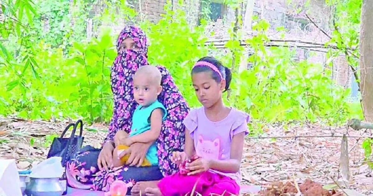 স্বামীর কবরের পাশে দুই সন্তান নিয়ে আশ্রয়হীন স্ত্রীর আর্তনাদ