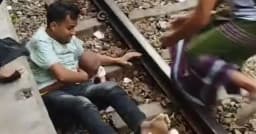 ট্রেনের নিচে শিশুসন্তান, ঝাঁপ দিয়ে রক্ষা করলেন বাবা
