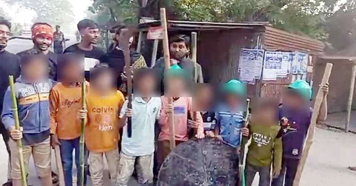 আওয়ামী লীগের মহাসড়ক অবরোধ, শিশুদের হাতেও অস্ত্র