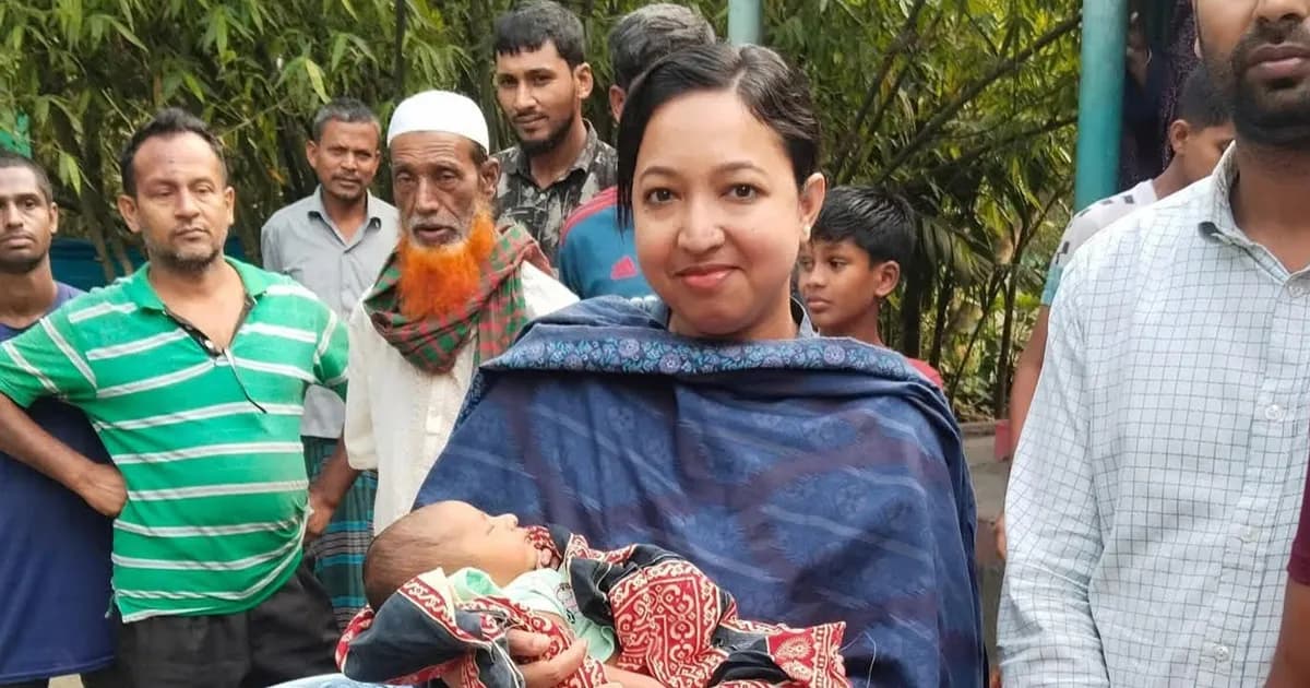 রাস্তার ধারে জন্ম নেওয়া শিশুর পাশে উপজেলা প্রশাসন