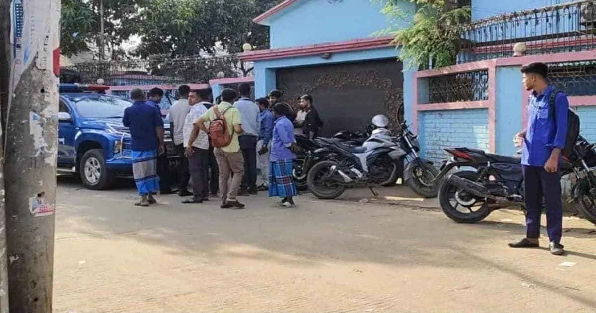 রাজনৈতিক বিরোধের জেরে সংঘর্ষ, ছেলের গুলিতে গুরুতর আহত বাবা