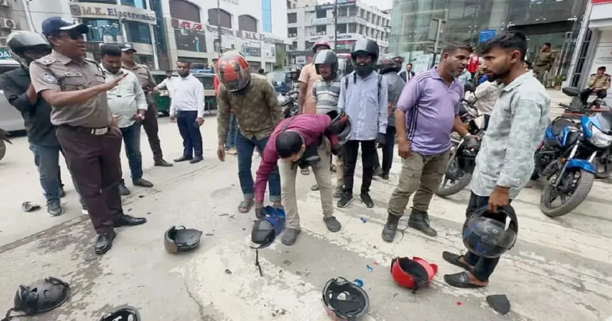 প্লাস্টিক হেলমেট দেখলেই অ্যাকশন, রাস্তাতেই ভেঙে ফেলছে পুলিশ