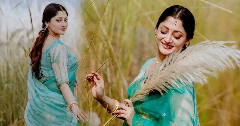 কাশফুলের কোমল ছোঁয়ায় শরতের সাজে পূজা চেরী