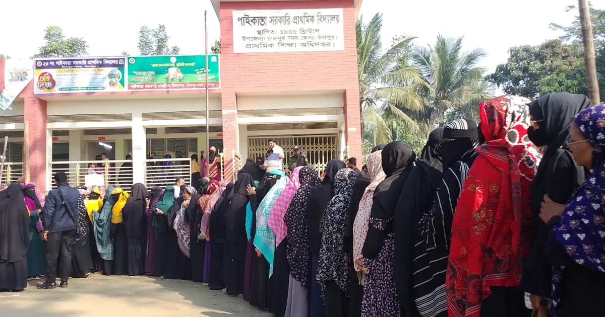 চাঁদপুর-৩ আসনে উৎসবমুখর পরিবেশে ভোট দিচ্ছেন তরুণ ও নারী ভোটাররা