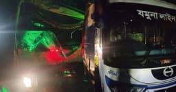 দুর্ঘটনাকবলিত বাস থেকে নেমে দাঁড়িয়ে থাকা যাত্রীদের চাপা দিল ট্রাক, নিহত ২