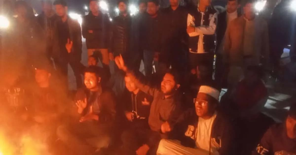 সারাদেশ উত্তাল: হাদির মৃত্যুতে রাতভর বিভিন্ন স্থানে বিক্ষোভ ও অগ্নিসংযোগ