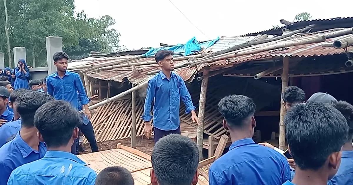 নবাবগঞ্জে শিক্ষার্থীদের উদ্যোগে বিদ্যালয়ের মাঠ দখলমুক্ত