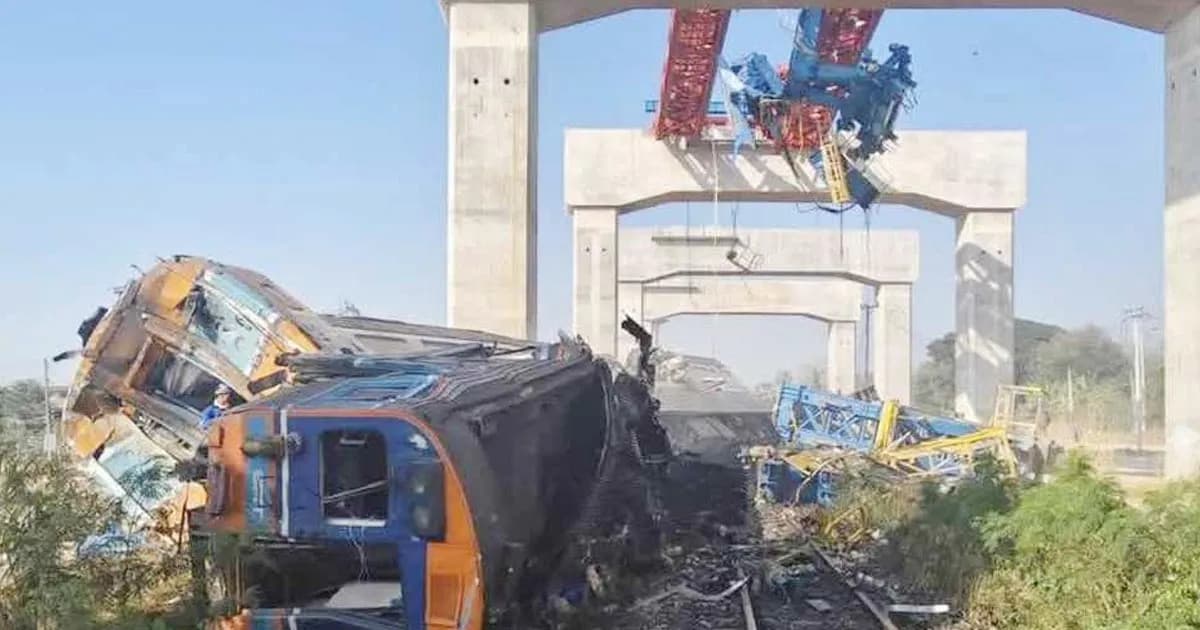 চলন্ত ট্রেনের ওপর ভেঙে পড়ল ক্রেন, নিহত ২২