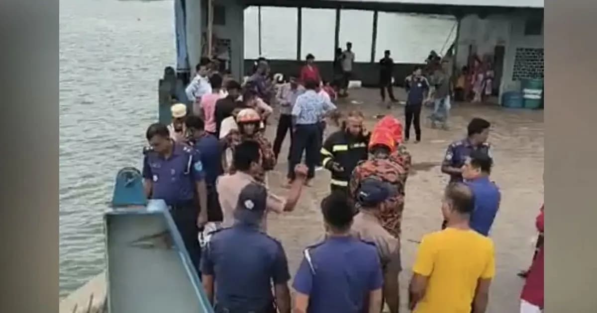 দৌলতদিয়া ফেরীঘাটে আবারও পদ্মায় পড়ল বাস, হতাহতের আশঙ্কা