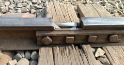 চুয়াডাঙ্গার জীবননগরে রেললাইনের অংশ ভেঙে ছিটকে পড়া, ঝুঁকিতে ট্রেন চলাচল