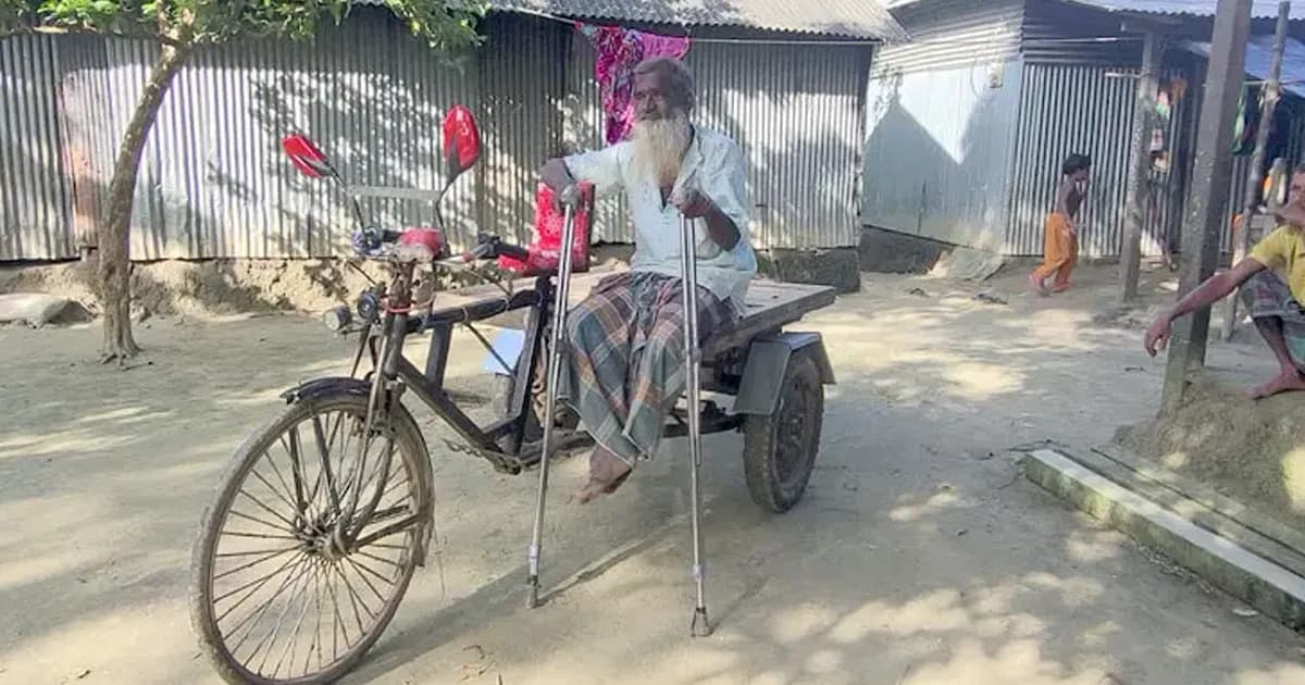 লাঠিতে ভর দিয়ে ভ্যানের প্যাডেলে জীবন চলছে ৭০ বছরের বৃদ্ধের