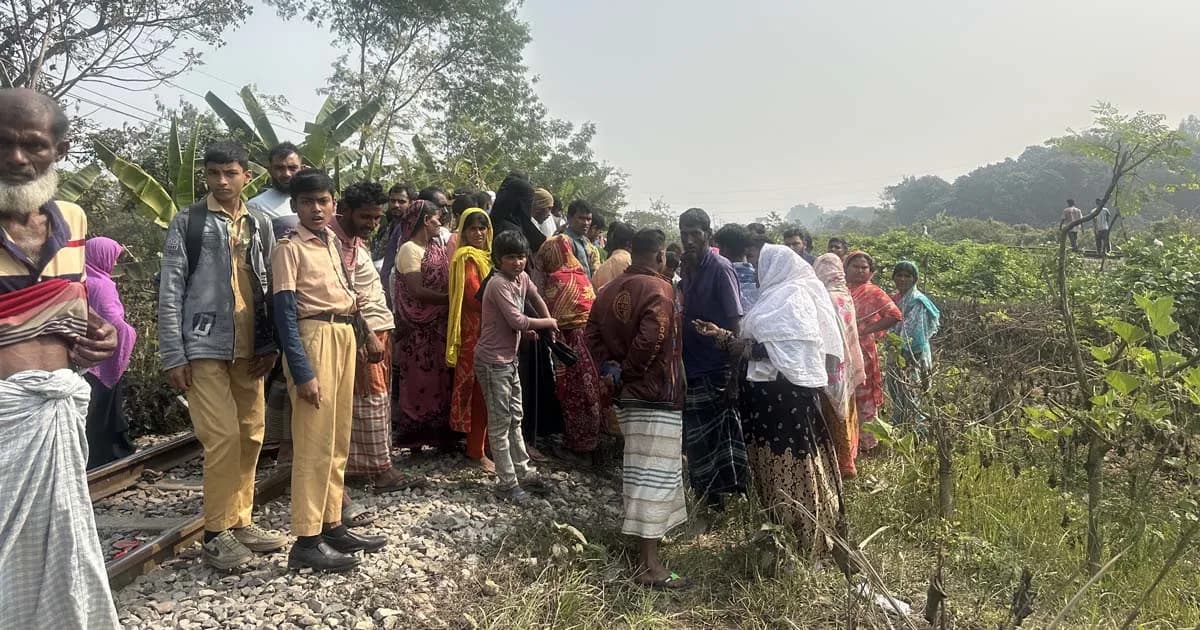 পূবাইলে ট্রেনে কাটা পড়ে প্রাণ গেল মা ও দুই সন্তানের