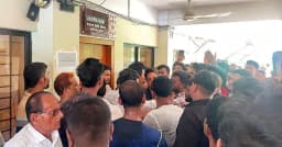 ‘ইউএনওর দুই গালে জুতা মারো তালে তালে’ স্লোগানে উত্তাল নাটোর